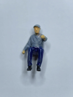 1:43 Minimodels 1011 Řidič za volantem řadící, barveno